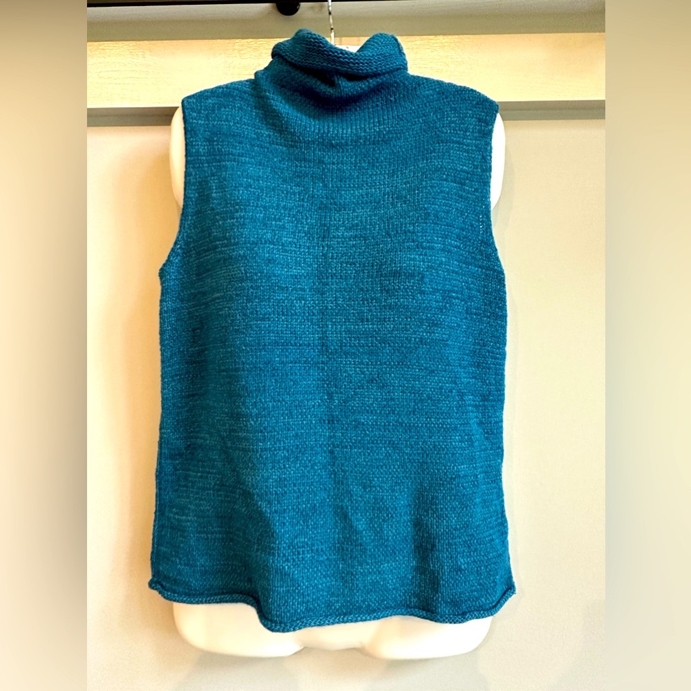 Chaus  & Co turquoise turtleneck sleeveless sweater size S/PEC